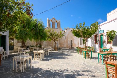Folegandros, Yunanistan - 25 Eylül 2020: Folegandros Adası, Cyclades, Yunanistan 'daki güzel Chora kasabasındaki eski Yunan kilise binası.