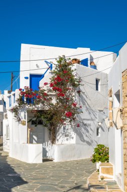 Folegandros, Yunanistan - 25 Eylül 2020: Folegandros adasındaki güzel Chora kasabasında beyazlatılmış siklodik mimari, Yunanistan