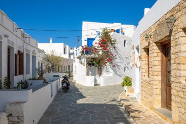 Folegandros, Yunanistan - 25 Eylül 2020: Folegandros Adası, Cyclades Adaları, Yunanistan 'daki güzel Chora kasabasındaki Whitewashed Cycladic Caddesi