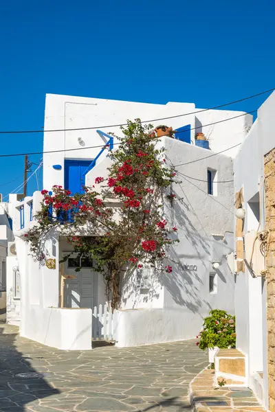 Folegandros, Yunanistan - 25 Eylül 2020: Folegandros adasındaki güzel Chora kasabasında beyazlatılmış siklodik mimari, Yunanistan