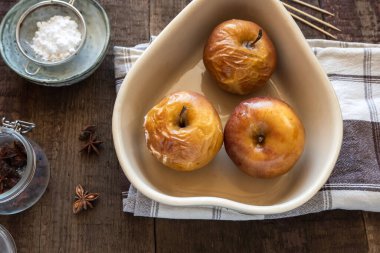 Fırında elma. Ev yapımı fırın diyet meyve tatlısı.