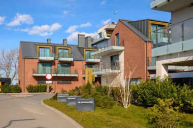 Rewa, Polonya - 6 Mart 2021: Rewa 'da modern bir otel. Rewa, Polonya 'da Baltık Denizi' nde popüler bir turizm beldesi.