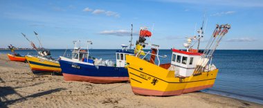 Mechelinki, Polonya - 6 Mart 2021: Mekanik sahilinde balıkçı tekneleri. Mechelinki, Polonya 'nın Baltık Denizi' nde popüler bir turizm beldesi ve balıkçı köyüdür.