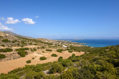 Paros adasının kıyısında. Paros Kiklad 'ın kalbinde yer almaktadır ve Yunanistan' ın en sevilen tatil beldelerinden biridir..