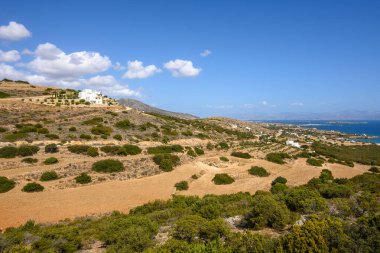 Paros adasının kıyısında. Paros Kiklad 'ın kalbinde yer almaktadır ve Yunanistan' ın en sevilen tatil beldelerinden biridir..