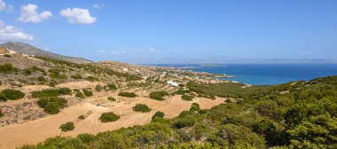 Paros adasının kıyısında. Paros Kiklad 'ın kalbinde yer almaktadır ve Yunanistan' ın en sevilen tatil beldelerinden biridir..