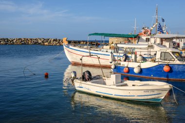 Paros, Yunanistan - 27 Eylül 2020: Paros adasındaki Naoussa limanında renkli tekneler. Cyclades, Yunanistan