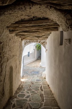 Castro 'daki Dar Sokak (Kastro), Folegandros adasındaki Chora kasabasının en eski kısmı. Cyclades, Yunanistan