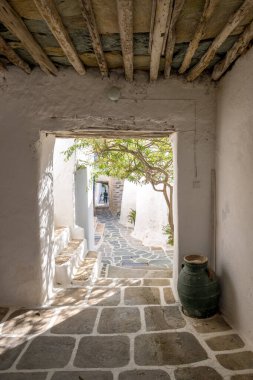 Folegandros, Yunanistan - 25 Eylül 2020: Folegandros adasındaki Chora kasabasının en eski bölümü olan Castro 'daki Dar Sokak. Cyclades, Yunanistan