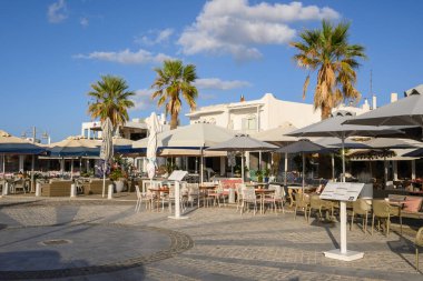 Paros, Yunanistan - 27 Eylül 2020: Paros Adası 'ndaki güzel Naoussa köyündeki restoran. Cyclades, Yunanistan
