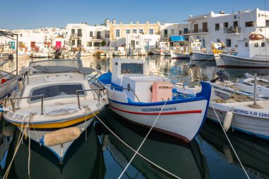 Paros, Yunanistan - 27 Eylül 2020: Naoussa limanında arka planda geleneksel Yunan evleri bulunan balıkçı tekneleri, Paros Adası, Yunanistan. Kiklad.