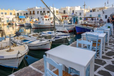 Paros, Yunanistan - 27 Eylül 2020: Paros Adası 'ndaki güzel Naoussa' da deniz ürünleri restoranı. Cyclades, Yunanistan