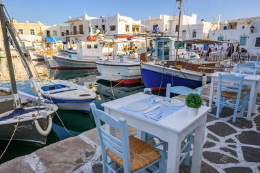 Paros, Yunanistan - 27 Eylül 2020: Paros Adası 'ndaki güzel Naoussa' da deniz ürünleri restoranı. Cyclades, Yunanistan