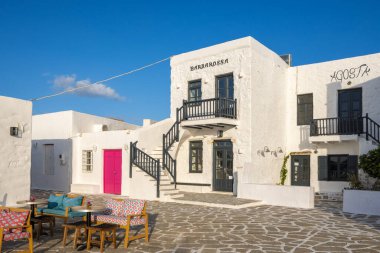 Paros, Yunanistan - 27 Eylül 2020: Paros Adası 'ndaki güzel Noussa köyünün mimarisi. Cyclades, Yunanistan