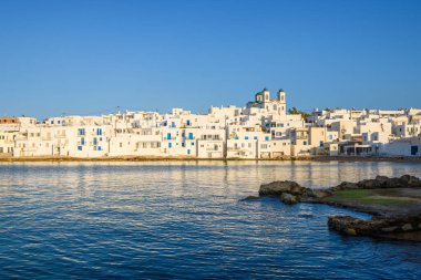 Paros adasındaki Naoussa 'nın Beyaz Yunan mimarisi. Yunanistan, Kiklad