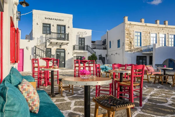 Paros, Yunanistan - 27 Eylül 2020: Paros Adası 'ndaki güzel Noussa köyündeki restoran. Cyclades, Yunanistan