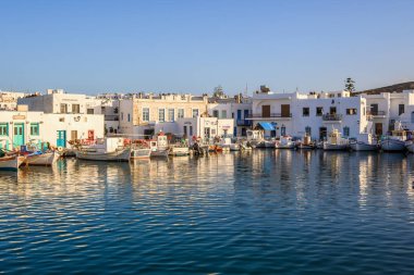 Paros, Yunanistan - 27 Eylül 2020: Kiklad tarzında geleneksel Yunan evleri olan Naoussa limanı, Paros Adası, Yunanistan. Kiklad.