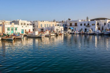 Paros, Yunanistan - 27 Eylül 2020: Kiklad tarzında geleneksel Yunan evleri olan Naoussa limanı, Paros Adası, Yunanistan. Kiklad.