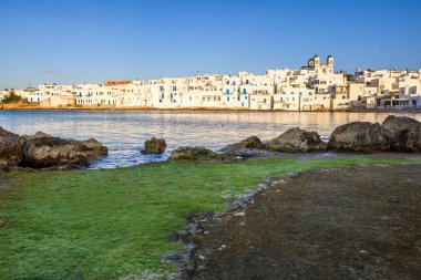 Yunanistan 'ın Paros adasında, Kiklad tarzında geleneksel Yunan evleri olan Naoussa köyü. Kiklad.
