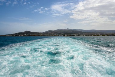 Feribotun arkasındaki su yolu. Arka planda Paros Adası. Kiklad. Yunanistan