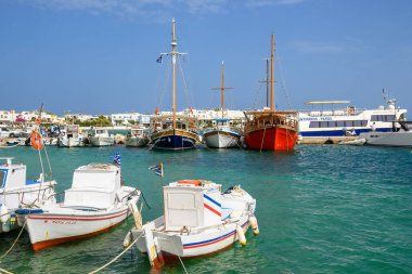 Antiparos, Yunanistan - 28 Eylül 2020: Yunanistan 'ın Antiparos adasında demirleyen beyaz Yunan tekneleri