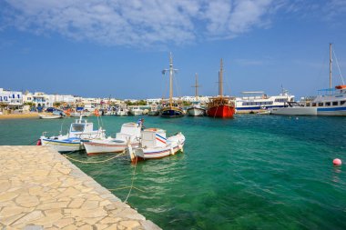 Antiparos, Yunanistan - 28 Eylül 2020: Yunanistan 'ın Antiparos adasında demirleyen renkli Yunan tekneleri