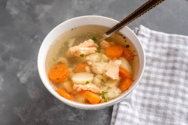 Somon balıklı balık çorbası ve sebzeli morina balığı.