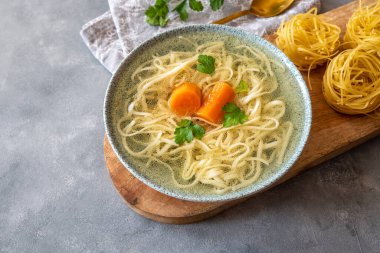 Erişteli hindi ve et suyu.