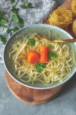 Erişteli hindi ve et suyu.