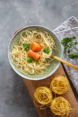 Erişteli hindi ve et suyu.