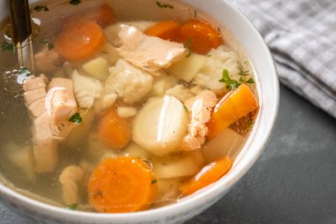 Somon balıklı balık çorbası ve sebzeli morina balığı.