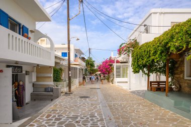 Antiparos, Yunanistan - 28 Eylül 2020: Antiparos Adası, Kiklad, Yunanistan 'da geleneksel Yunan mimarisine sahip sokak