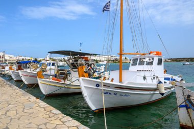 Antiparos, Yunanistan - 28 Eylül 2020: Yunanistan 'ın Antiparos adasında demirleyen beyaz Yunan tekneleri