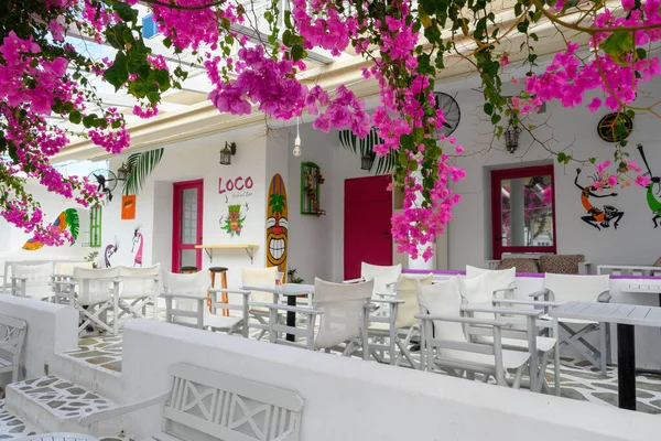 Antiparos Grekland September 2020 Grekisk Restaurang Dekorerad Med Bougainvillea Blommor — Stockfoto