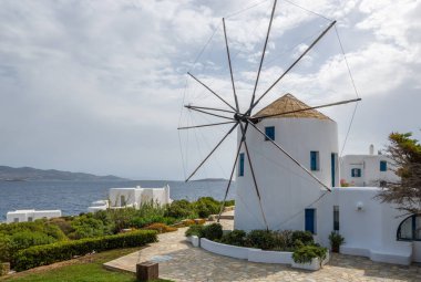 Antiparos, Yunanistan - 28 Eylül 2020: Yunanistan 'ın Kiklad kentindeki Antiparos adasında yazlık yel değirmeni villası.