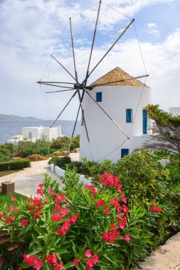 Antiparos, Yunanistan - 28 Eylül 2020: Yunanistan 'ın Kiklad kentindeki Antiparos adasında yazlık yel değirmeni villası.