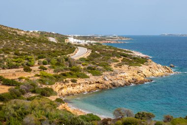 Antiparos Adası 'nın güzel kıyıları. Tepede beyaz Yunan evleri var. Cyclades, Yunanistan