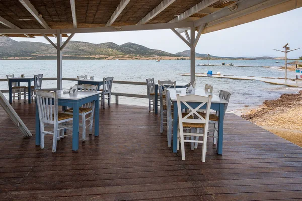 2021年9月28日 希腊安提帕罗斯 安提帕罗斯岛希腊海滨餐馆的桌椅 希腊Cyclades — 图库照片