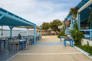 Antiparos, Yunanistan - 28 Eylül 2021: Antiparos adasındaki Yunan sahil restoranları. Cyclades, Yunanistan