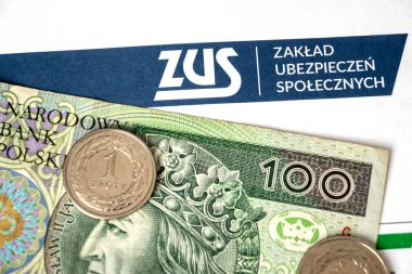 Gdansk, Polonya - 17 Nisan 2021: ZUS (Ulusal Sosyal Sigorta Şirketi) logosu bir sayfa kağıt üzerinde ve para cilalaması