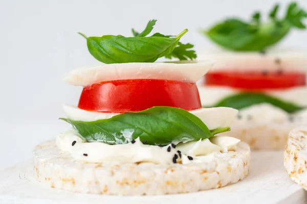 Rice Cake Sandwich Cheese Cream Mozzarella Tomato Basil Spices Healthy — Stock Photo, Image