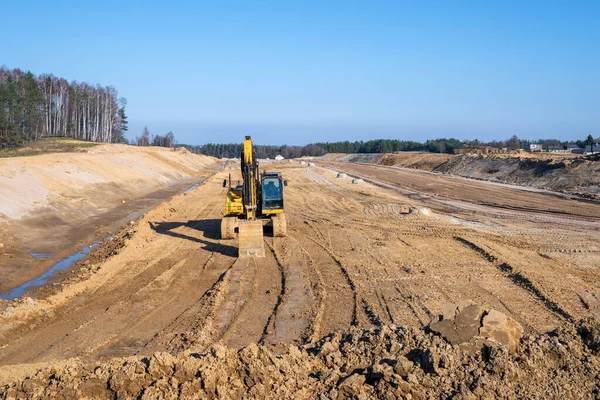 Bagger Auf Einer Autobahnbaustelle Straßenbauarbeiten — Stockfoto