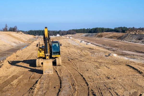 Bagger Auf Einer Autobahnbaustelle Straßenbauarbeiten — Stockfoto