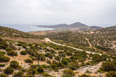 Antiparos Adası 'nın güney kıyısında. Tepelerin arasındaki yol. Cyclades Adaları, Yunanistan