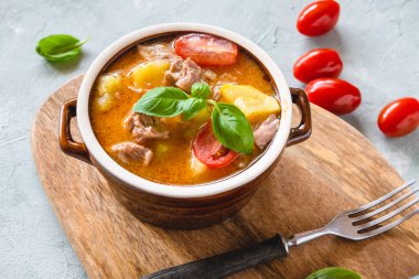 Domates soslu hindi yahnisi ve kabak.