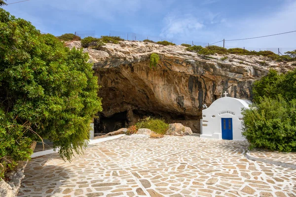 Agios Ioannis Spiliotis 'in adanın güney tarafındaki Antiparos Mağarası' nın girişindeki küçük şapeli. Cyclades, Yunanistan