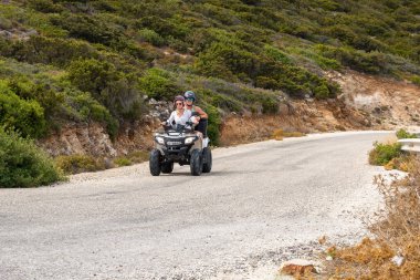 Antiparos - 28 Eylül 2020: Yunanistan Antiparos Adası yolunda bir avluda genç bir çift.