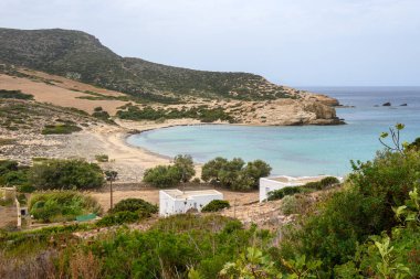 Livadia Sahili, Antiparos 'un batı yakasında kristal ve sığ suları olan kumlu bir sahil. Cyclades, Yunanistan