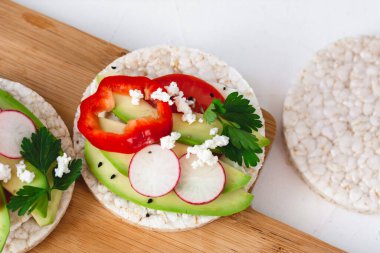 Peynirli sandviç, avokado, biber, turp ve baharatlı. Sağlıklı bir beslenme atıştırması.