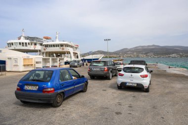 Antiparos, Yunanistan - 28 Eylül 2020: Antiparos limanında feribot bekliyor. Cyclades, Yunanistan